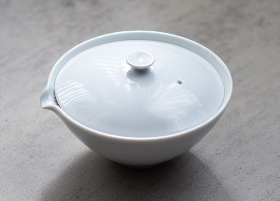 Hōhin: A Handle-Free Teapot for Delicate Teas